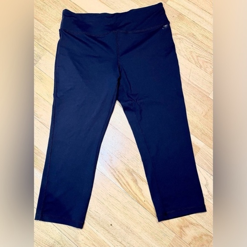 Joe Fresh 3/4 leggings. Never  worn. (I bought the same pair twice 😆). 🖤